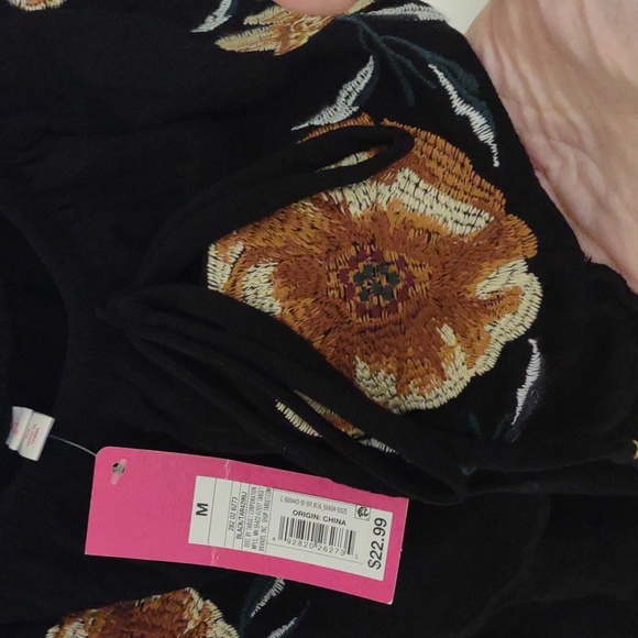 Xhilaration black boho floral off the shoulder top Size Medium - Picture 6 of 6